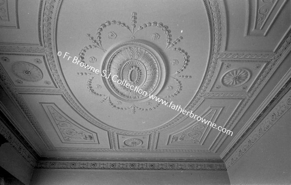 HEADFORD HOUSE ALCOVE IN ENTRANCE HALL